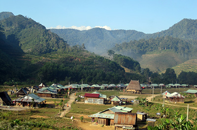 Đẹp tuyệt ng&ocirc;i l&agrave;ng ở lưng chừng trời